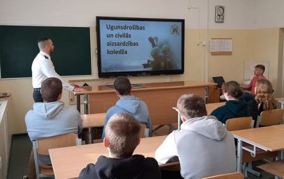 Vidusskolēni iepazīst glābēja profesiju