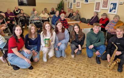 Skolēnu parlaments viesojas pie senioriem