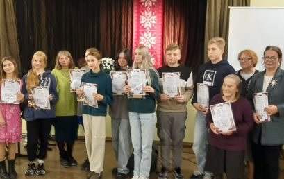 Skolēni piedalās Augškurzemes partizānu pulka atceres pasākumā Asarē