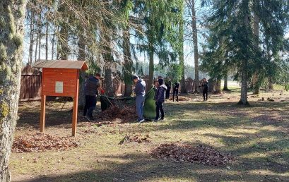 Skolēni piedalās apkārtējo teritoriju sakopšanas talkās