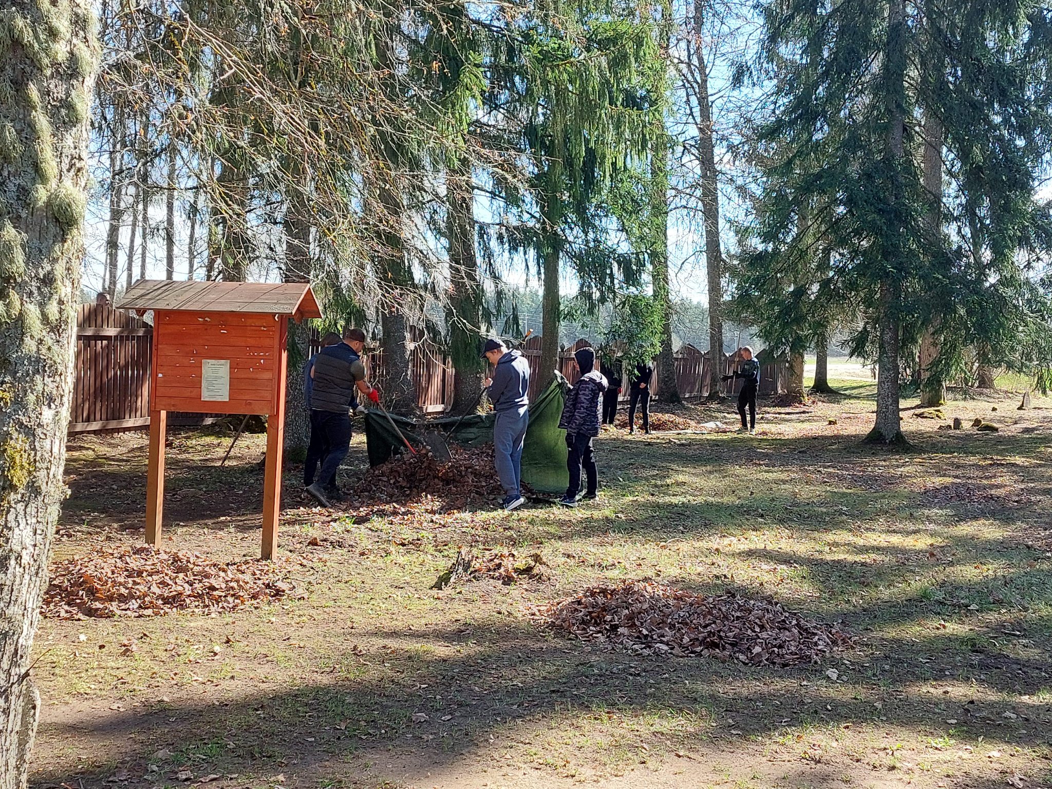 Skolēni piedalās apkārtējo teritoriju sakopšanas talkās