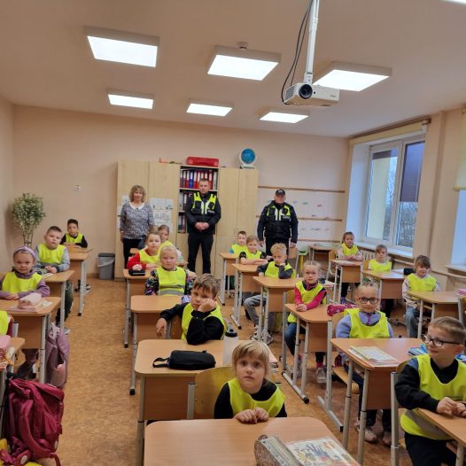 Esi redzams- atstarojošas vestes pirmklasniekiem