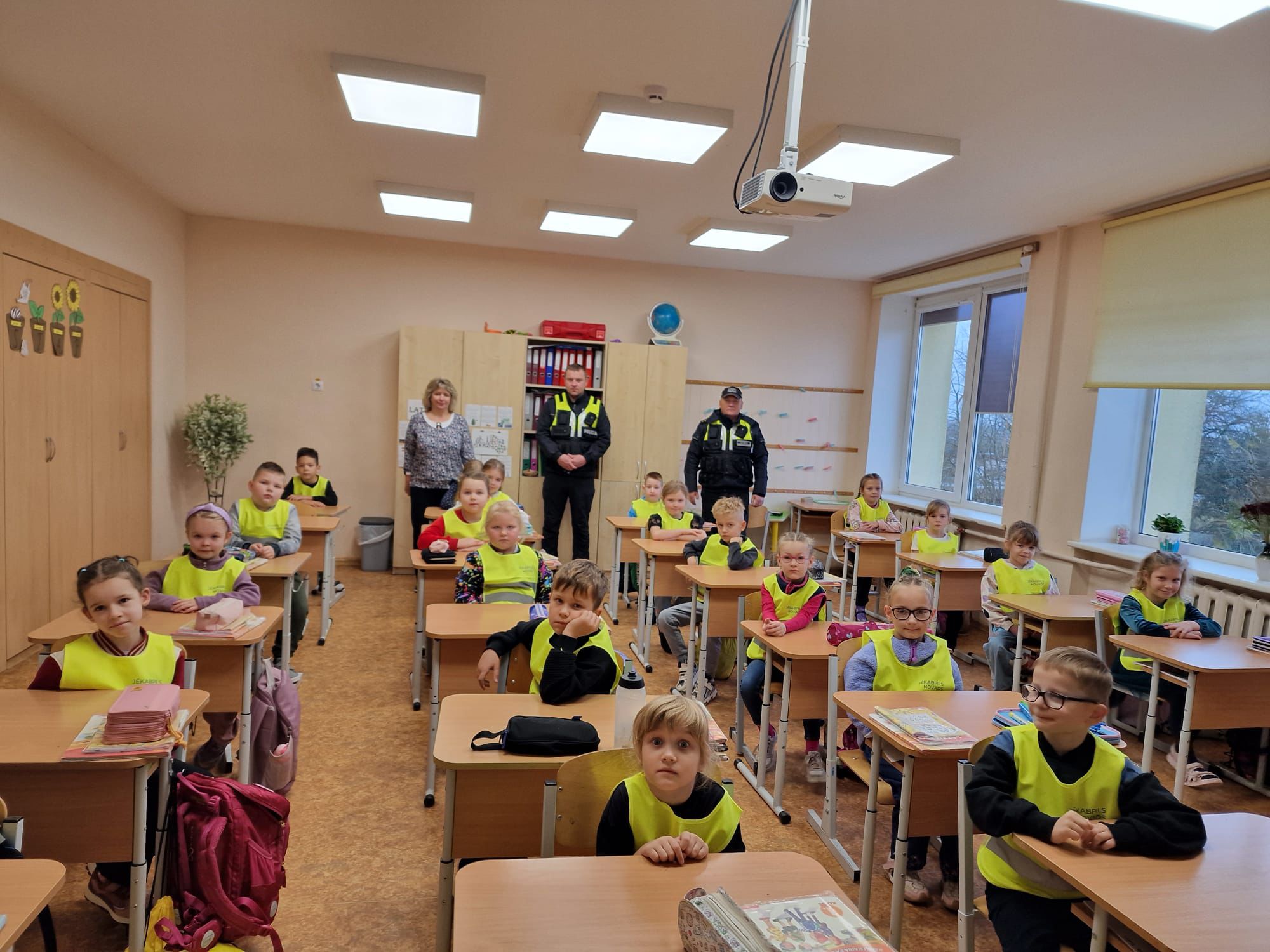 Esi redzams- atstarojošas vestes pirmklasniekiem