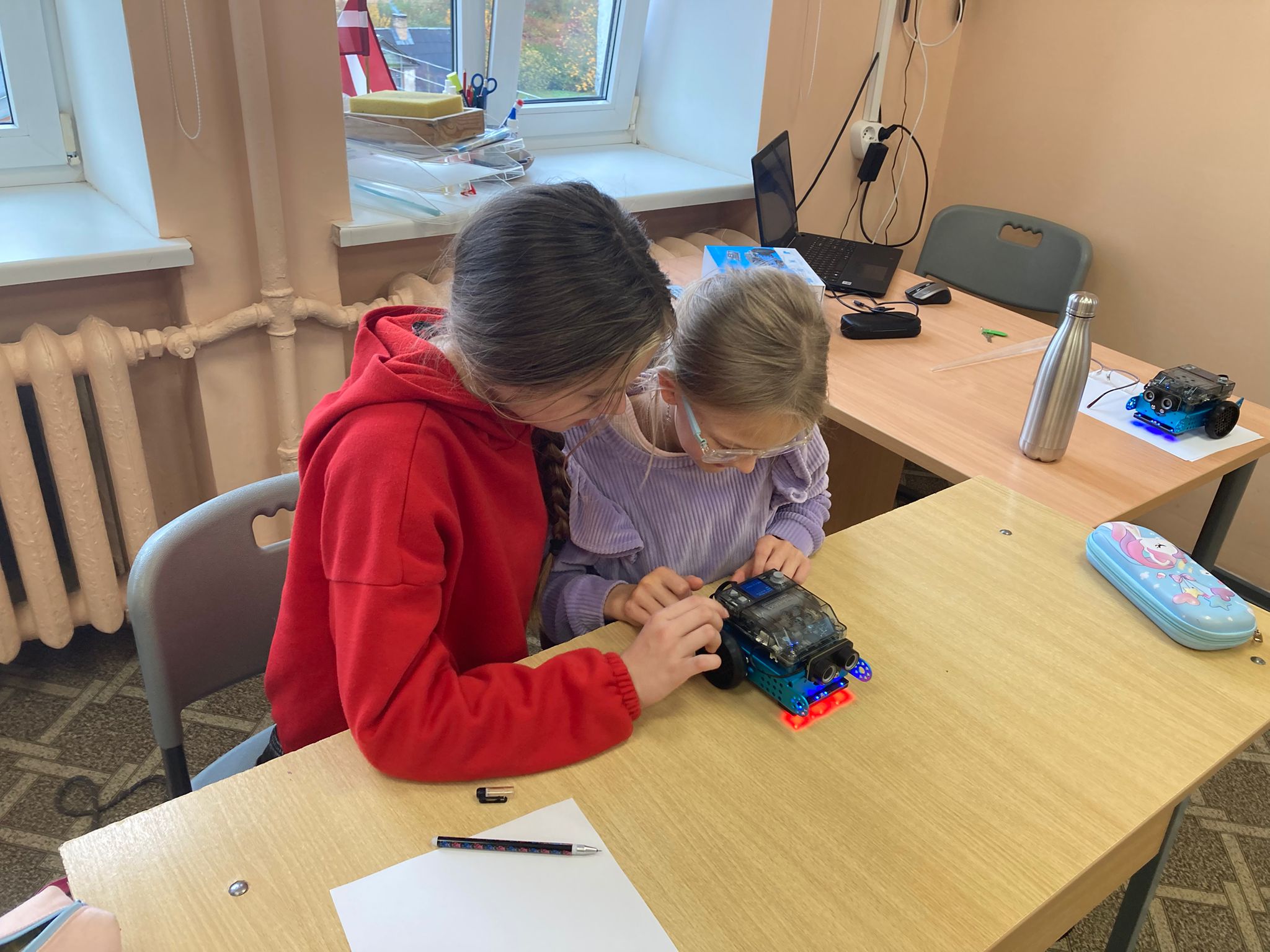 Izglītības Tehnoloģiju bibliotēkas mBot roboti 4., 6.. 7. klasē Izglītības Tehnoloģiju bibliotēkas mBot roboti 4., 6.. 7. klasē