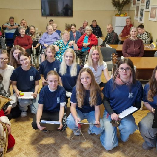 Aknīstes vidusskolēnu muzikāls Ziemassvētku sveiciens senioriem Aknīstes VSAC