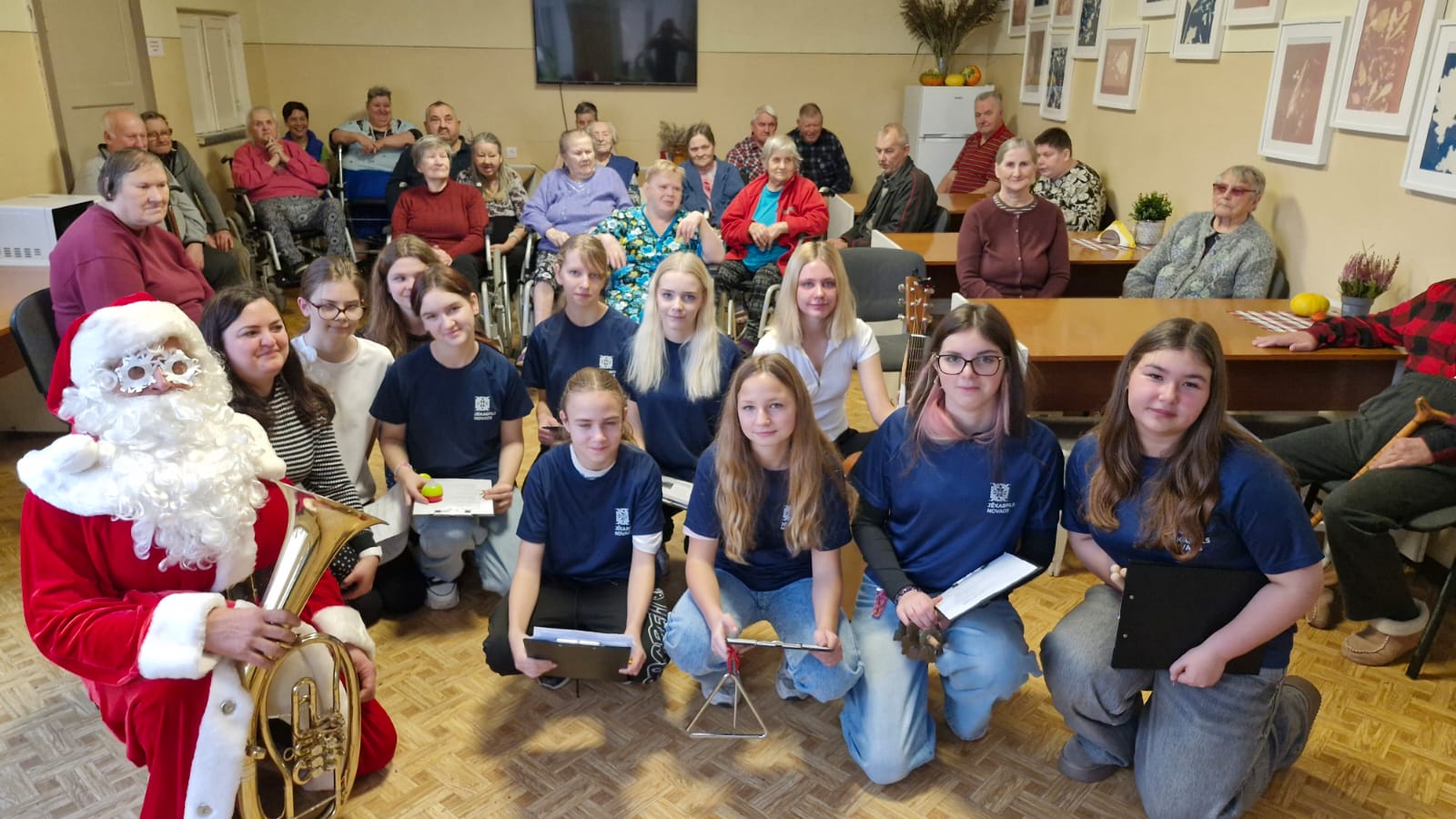 Aknīstes vidusskolēnu muzikāls Ziemassvētku sveiciens senioriem Aknīstes VSAC