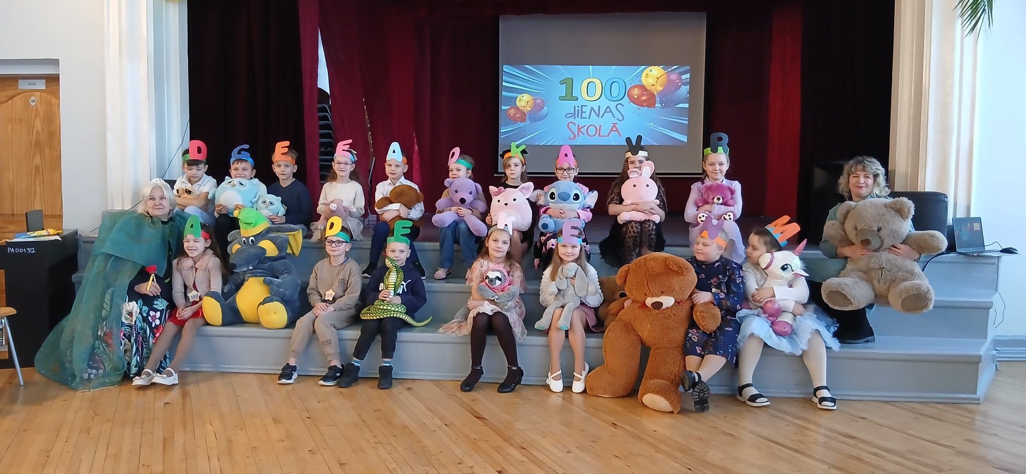 Pirmklasnieku 100 dienas skolā Pirmklasnieku 100 dienas skolā