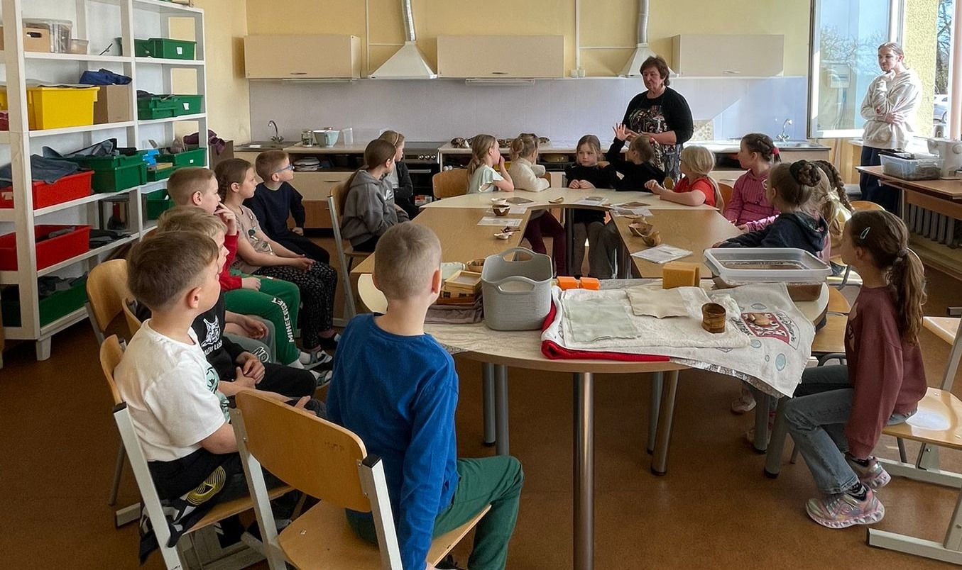 STEM projekta aktivitāte “No piepes līdz papīram” sākumskolēniem