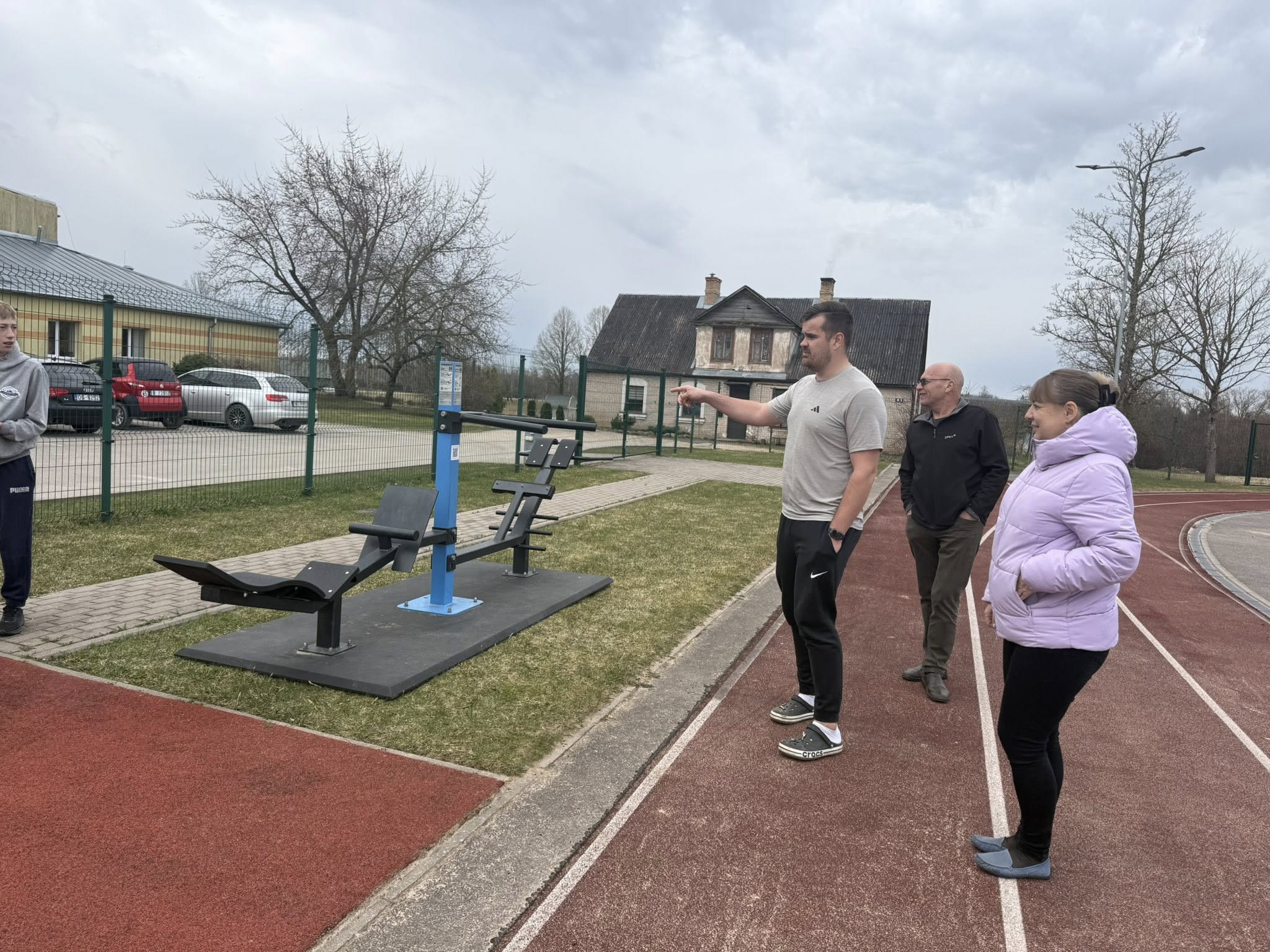 Pieejams OMNIGYM āra trenažieru POP-UP laukums Pieejams OMNIGYM āra trenažieru POP-UP laukums