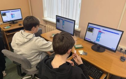 8.klase izmēģina Start(it) projekta “Izglītības tehnoloģiju Bibliotēka” robotiņu Micro:bit