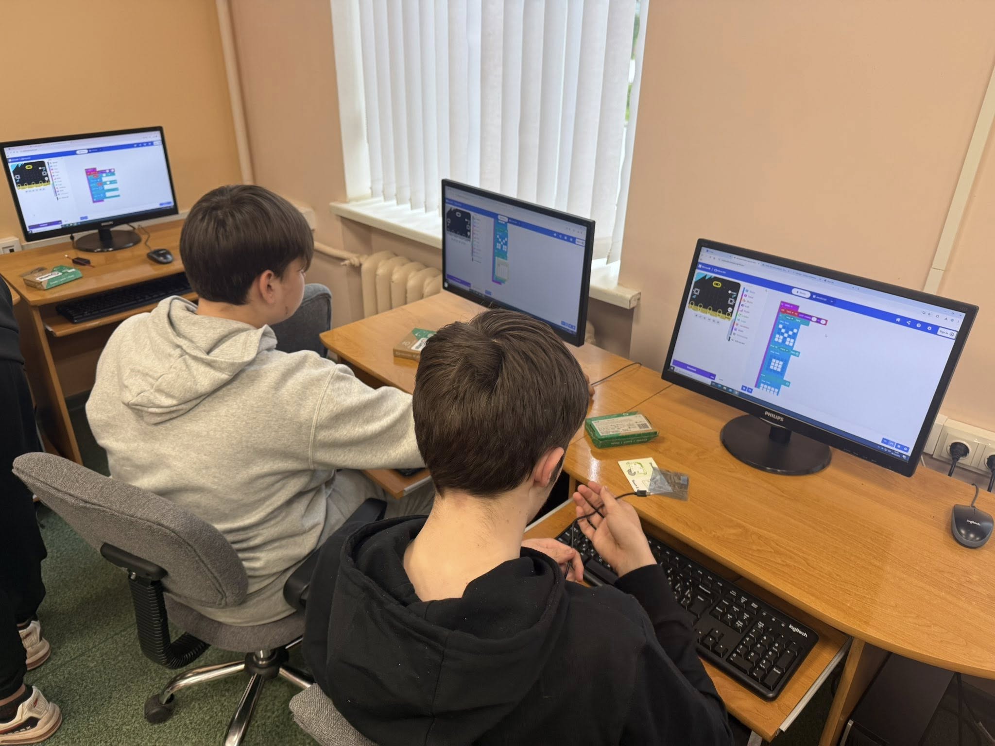 8.klase izmēģina Start(it) projekta “Izglītības tehnoloģiju Bibliotēka” robotiņu Micro:bit