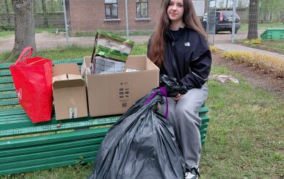 11.klases skolnieces realizē Kultūras pamatu projektu “Dod ķepām”