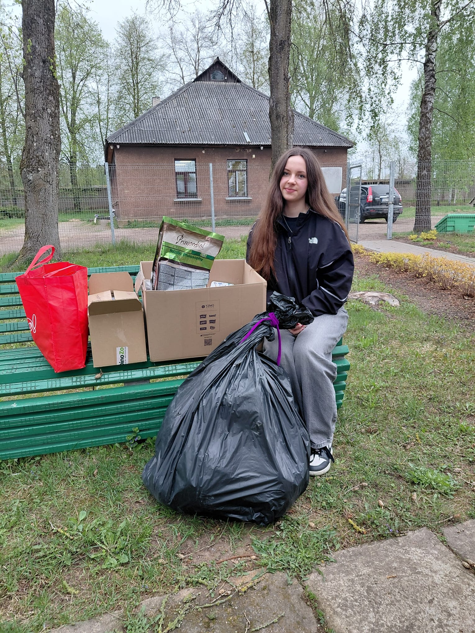 11.klases skolnieces realizē Kultūras pamatu projektu “Dod ķepām”