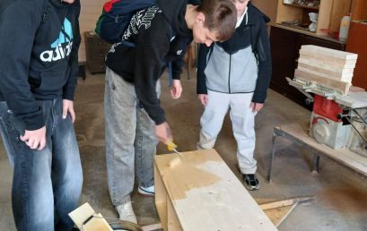 Skolēni uzlabo skolas vidi projektā “Kopā Mēs Varam!”