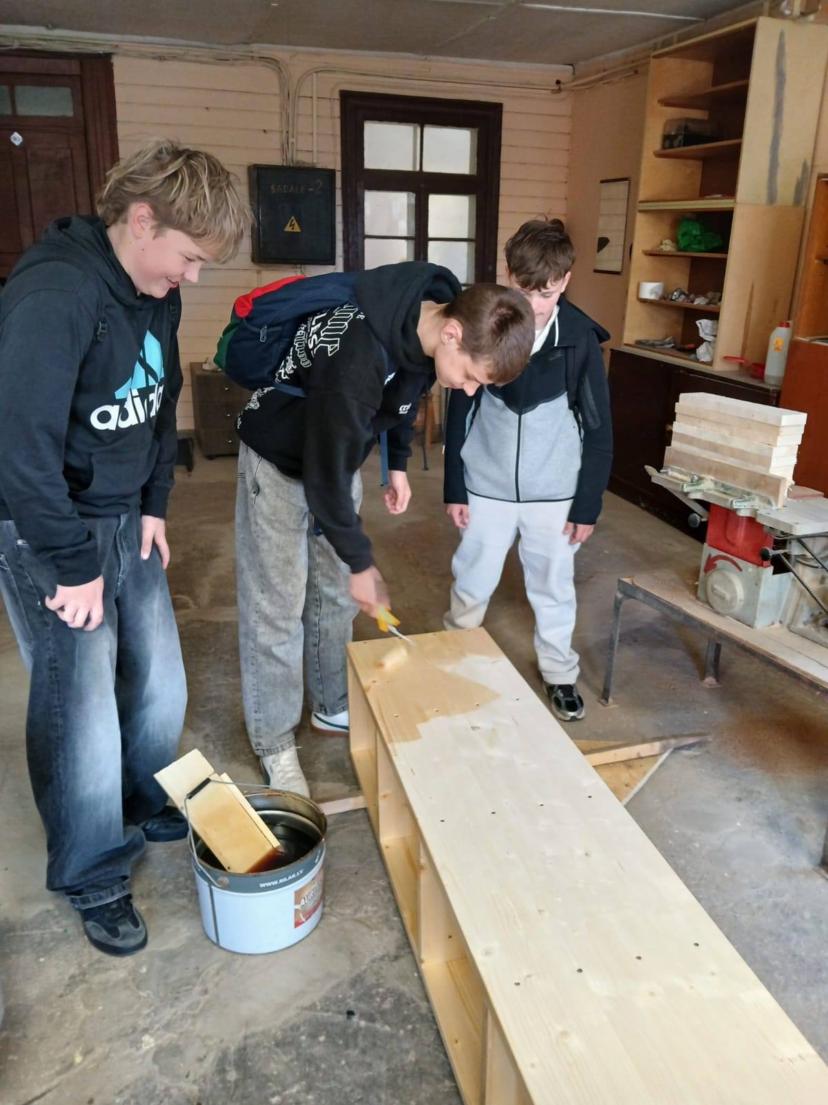Skolēni uzlabo skolas vidi projektā “Kopā Mēs Varam!”
